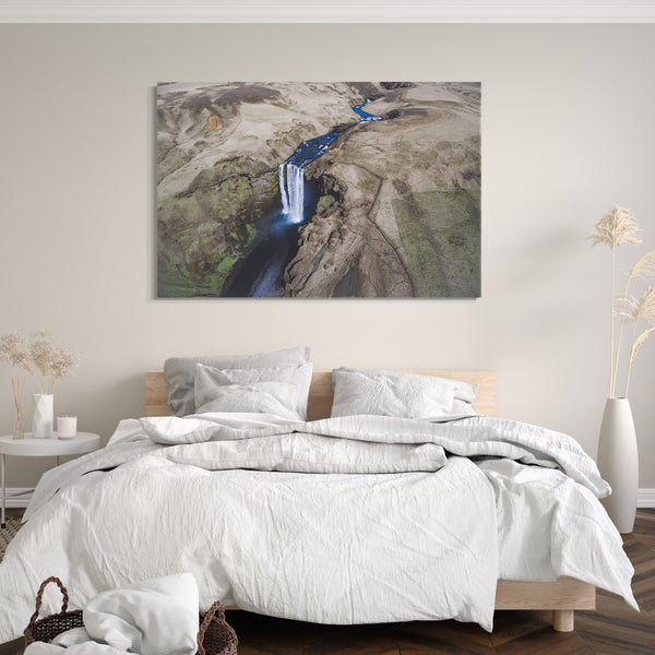 Leinwandbild Wasserfall navy-blau in Felsenlandschaft fotografiert aus der Luft