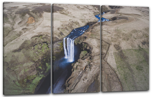 Leinwandbild Wasserfall navy-blau in Felsenlandschaft fotografiert aus der Luft