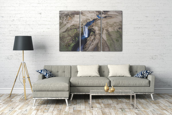 Leinwandbild Wasserfall navy-blau in Felsenlandschaft fotografiert aus der Luft