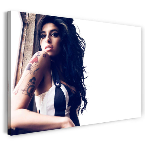 Leinwandbild Amy Winehouse in sexy Pose an Fenster gelehnt