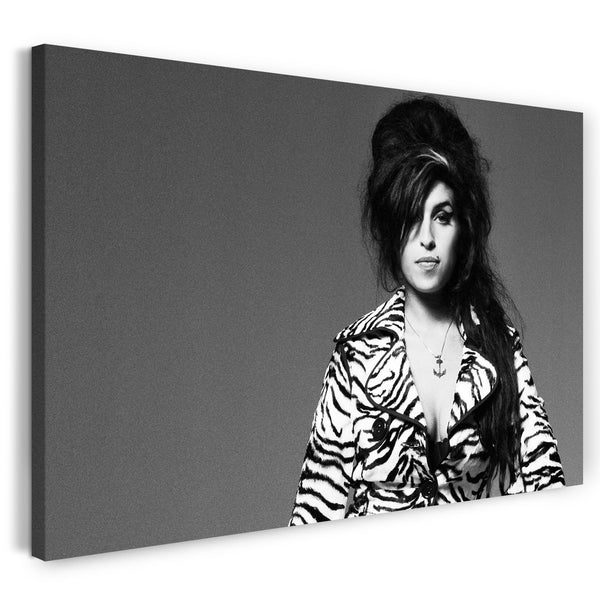 Leinwandbild Amy Winehouse Mantel mit Zebra-Muster grauer Hintergrund