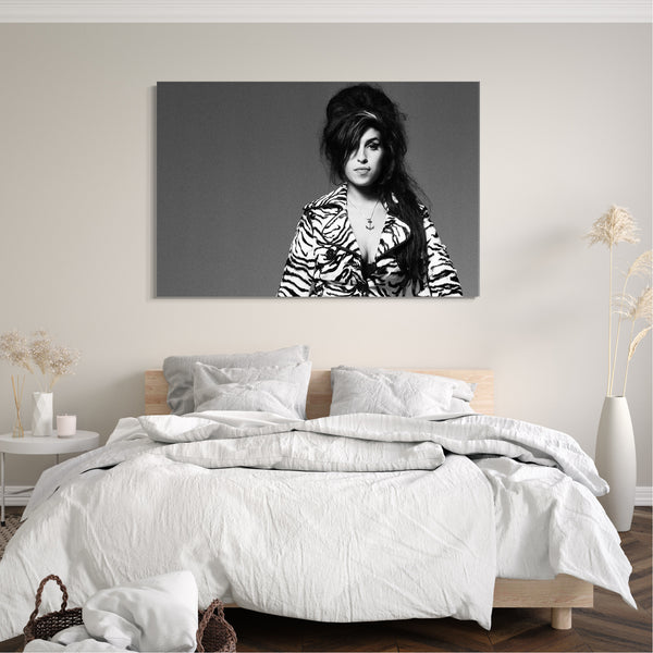 Leinwandbild Amy Winehouse Mantel mit Zebra-Muster grauer Hintergrund