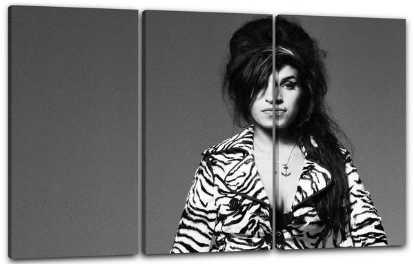 Leinwandbild Amy Winehouse Mantel mit Zebra-Muster grauer Hintergrund