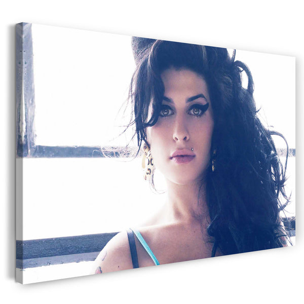 Leinwandbild Amy Winehouse sexy dreinschauend mit Schmollmund und Cat Eyes