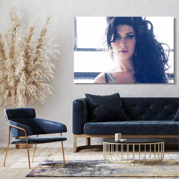 Leinwandbild Amy Winehouse sexy dreinschauend mit Schmollmund und Cat Eyes