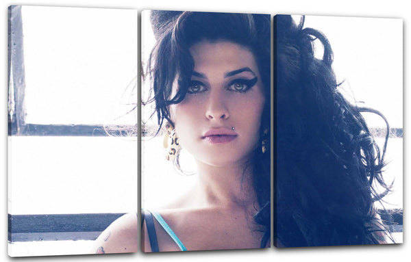 Leinwandbild Amy Winehouse sexy dreinschauend mit Schmollmund und Cat Eyes