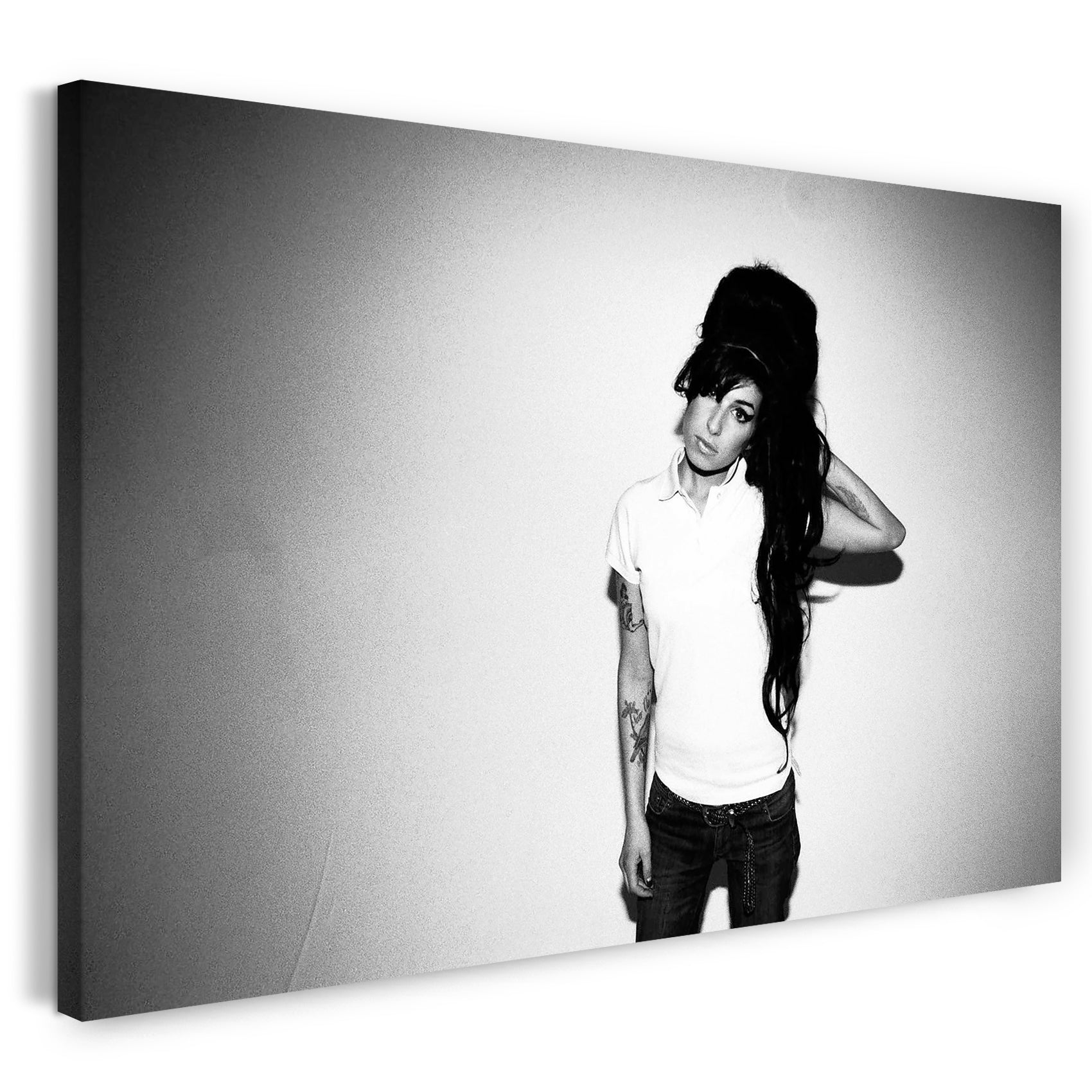 Leinwandbild Amy Winehouse mit Jeans und Polo-Hemd lässig dreinblickend