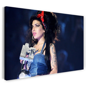 Leinwandbild Amy Winehouse mit Auszeichnung Award in der Hand