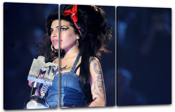 Leinwandbild Amy Winehouse mit Auszeichnung Award in der Hand