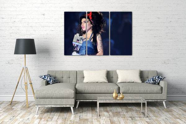 Leinwandbild Amy Winehouse mit Auszeichnung Award in der Hand