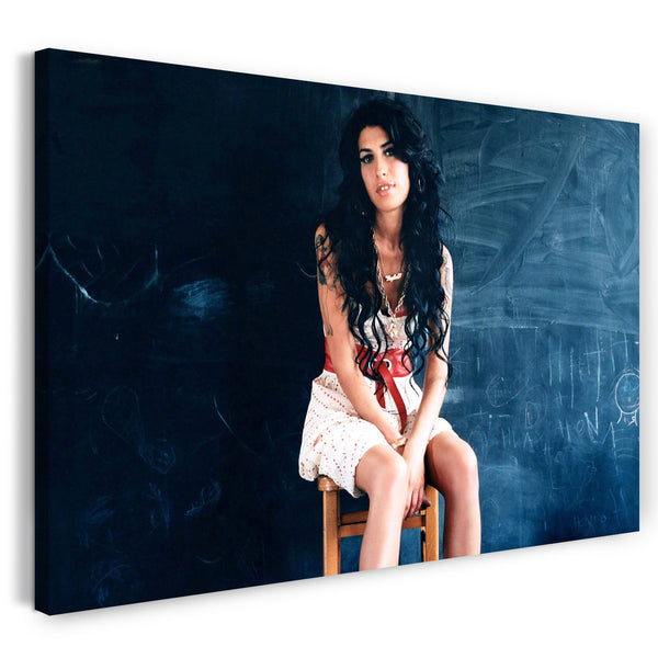 Leinwandbild Amy Winehouse sitzend auf Stuhl weißes Kleid mädchenhaft