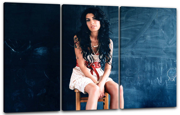 Leinwandbild Amy Winehouse sitzend auf Stuhl weißes Kleid mädchenhaft