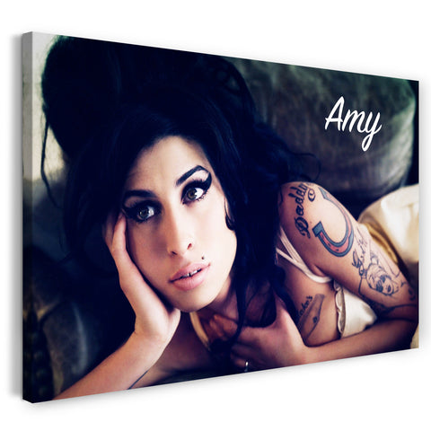 Leinwandbild Amy Winehouse liegend mit Schriftzug oben rechts