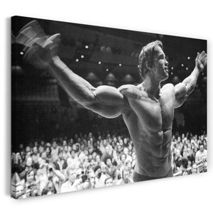 Leinwandbild Arnold Schwarzenegger in Siegerpose Arme hebend peitscht Publikum an