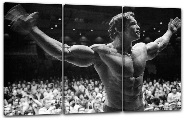 Leinwandbild Arnold Schwarzenegger in Siegerpose Arme hebend peitscht Publikum an