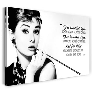 Leinwandbild Audrey Hepburn Zigarettenhalter schwarzes Kleid schulterfrei