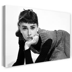 Leinwandbild Audrey Hepburn liegend gemustertes Kleid Pony-Frisur