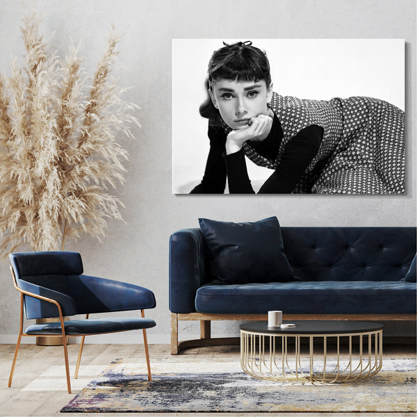 Leinwandbild Audrey Hepburn liegend gemustertes Kleid Pony-Frisur