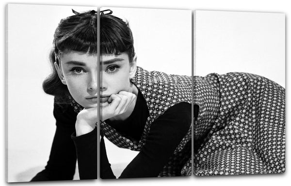 Leinwandbild Audrey Hepburn liegend gemustertes Kleid Pony-Frisur
