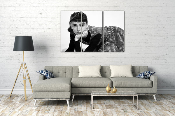 Leinwandbild Audrey Hepburn liegend gemustertes Kleid Pony-Frisur