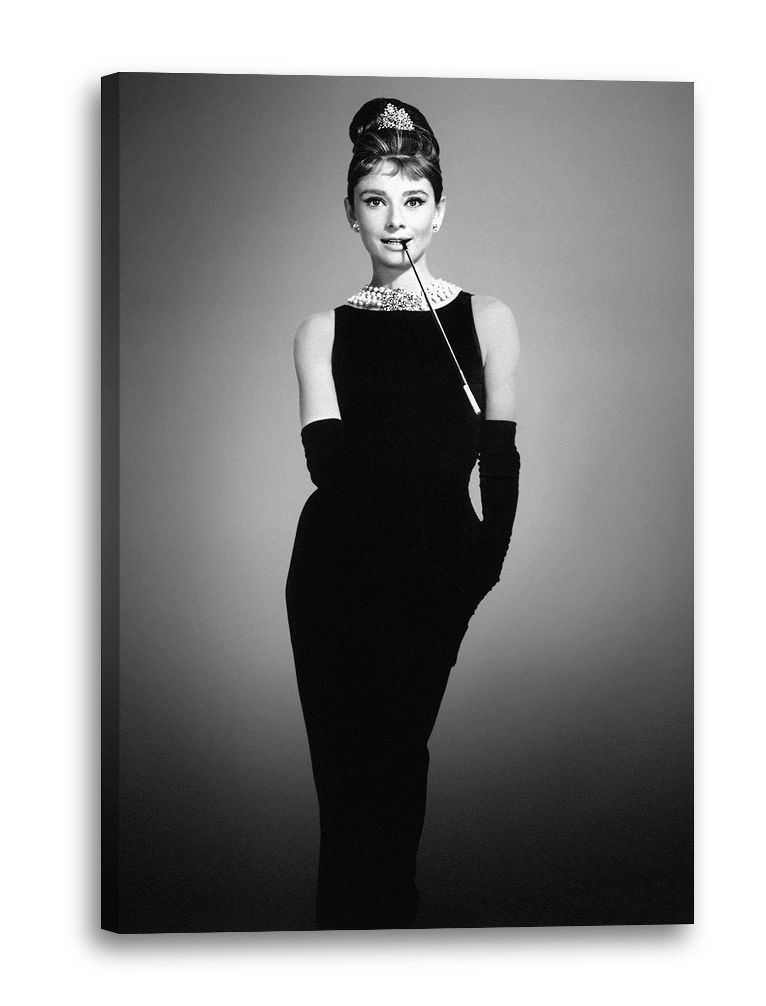 audrey hepburn handschuhe Kunstdruck Audrey Hepburn schulterfreies Kleid schwarz Handschuhe Zigarettenhal – Printed Paintings