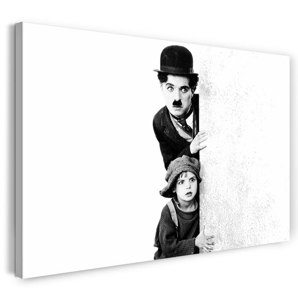 Leinwandbild Charlie Chaplin und kleines Kind hinter weißer Mauer-Wand