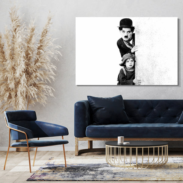 Leinwandbild Charlie Chaplin und kleines Kind hinter weißer Mauer-Wand