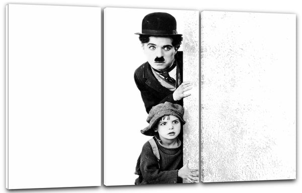 Leinwandbild Charlie Chaplin und kleines Kind hinter weißer Mauer-Wand