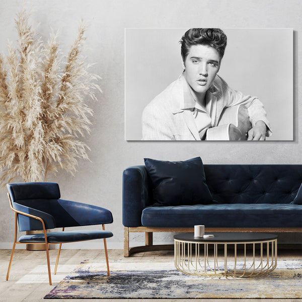 Leinwandbild Elvis Presley Gitarre auf Schoß  mit Jackett und Hemd
