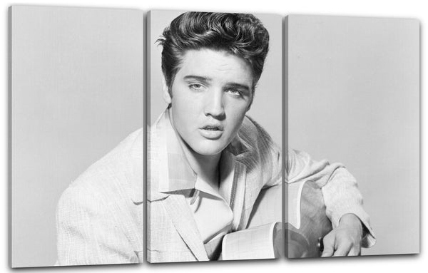 Leinwandbild Elvis Presley Gitarre auf Schoß  mit Jackett und Hemd