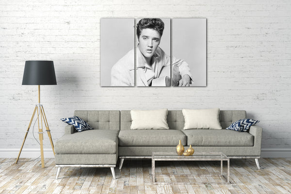 Leinwandbild Elvis Presley Gitarre auf Schoß  mit Jackett und Hemd