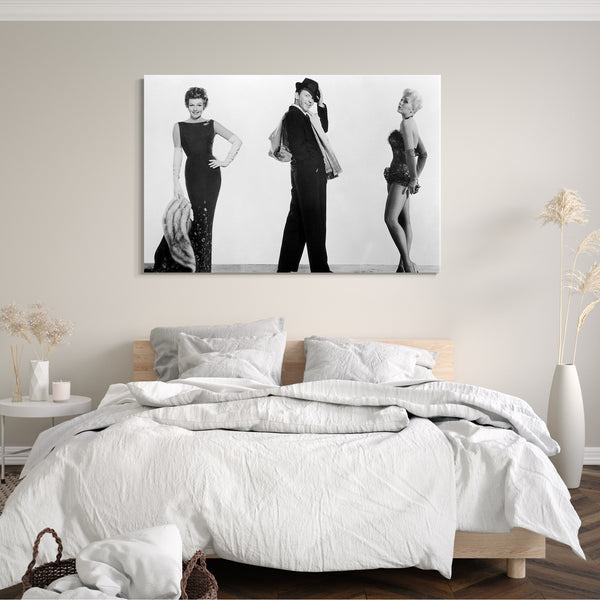 Leinwandbild Frank Sinatra mit Hut zwischen zwei sexy Frauen