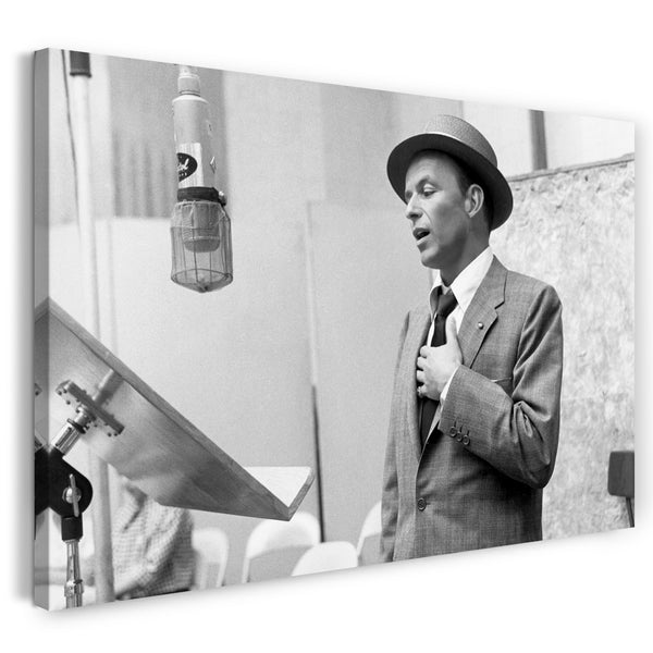 Leinwandbild Frank Sinatra mit Hut im Studio vor Mikrofon