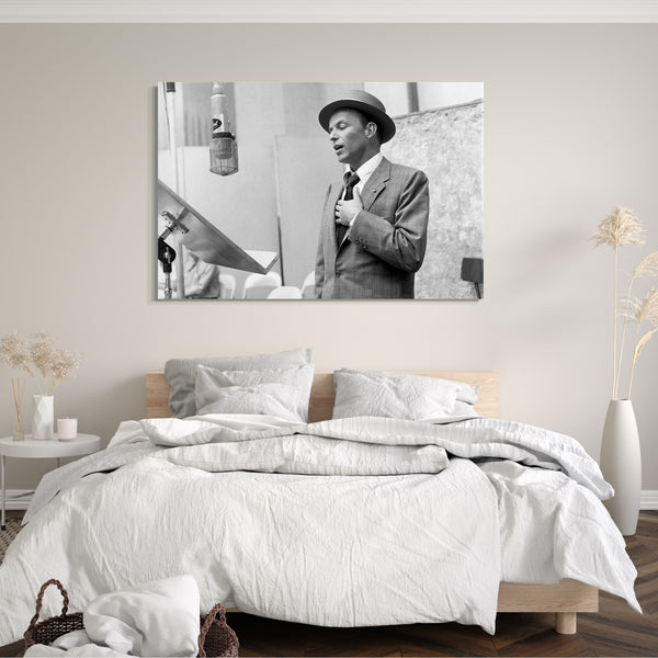 Leinwandbild Frank Sinatra mit Hut im Studio vor Mikrofon