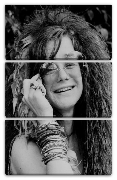 Leinwandbild Janis Joplin große Brille in Kamera lächelnd, Rock-Legende Rockstar schwarz weiss