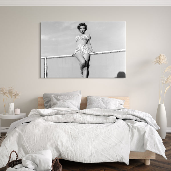 Leinwandbild Marilyn Monroe sexy im Bikini auf Schiffs-Geländer lehnend