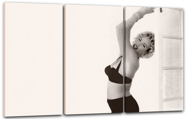 Leinwandbild Marilyn Monroe super sexy schwarzer BH an Fenster-Rahmen