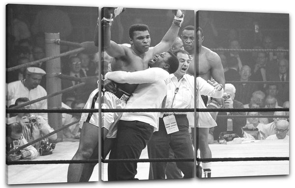 Leinwandbild Muhammad Ali im Ring in Siegerpose von Trainer hoch-gehoben