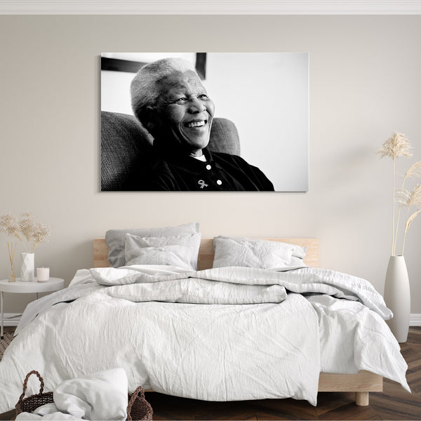 Leinwandbild Nelson Mandela lachend im Sessel mit Aids-Schleife