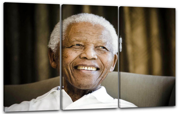 Leinwandbild Nelson Mandela in hohem Alter weisses Hemd im Sessel