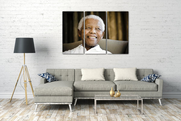 Leinwandbild Nelson Mandela in hohem Alter weisses Hemd im Sessel