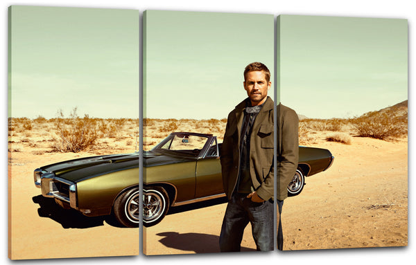 Leinwandbild Paul Walker in Wüste vor amerikanischem Cabrio