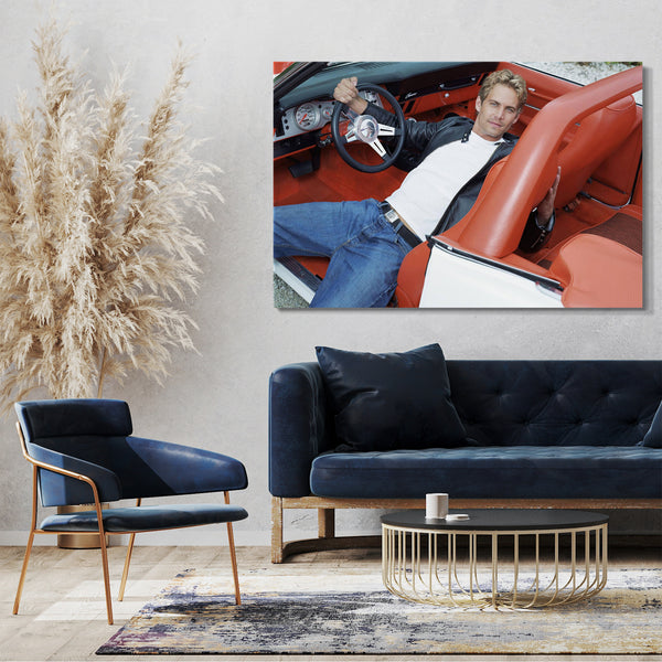Leinwandbild Paul Walker lässig liegend in weissem Cabrio rotes Leder