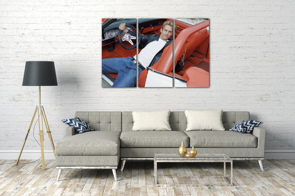 Leinwandbild Paul Walker lässig liegend in weissem Cabrio rotes Leder