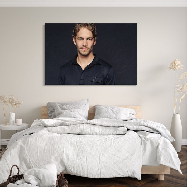Leinwandbild Junger Paul Walker blaues Satin-Hemd und Hintergrund