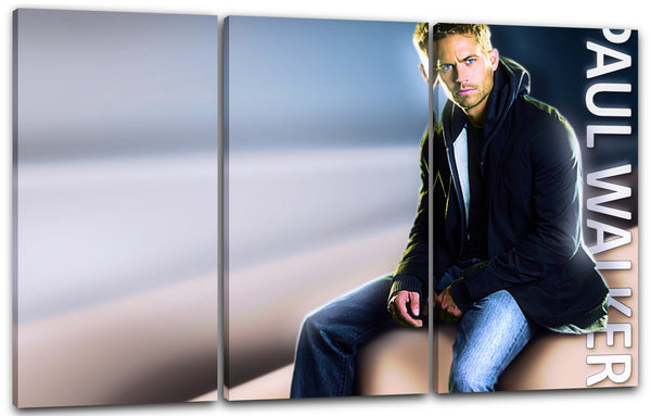 Leinwandbild Paul Walker coole Pose sitzend mit Jeans-Hose und Anorak