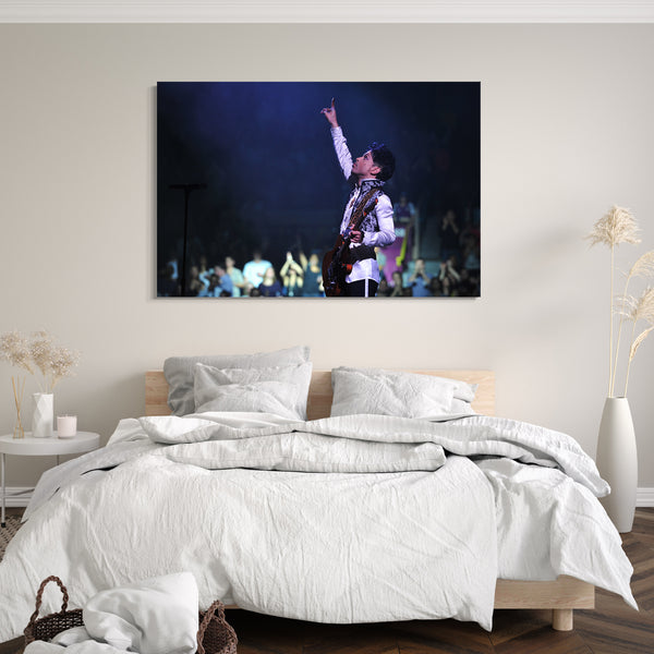 Leinwandbild Prince Hand nach oben bei Konzert mit Gitarre und Publikum