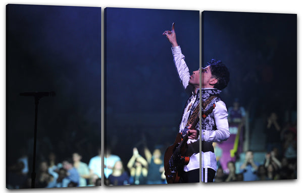 Leinwandbild Prince Hand nach oben bei Konzert mit Gitarre und Publikum