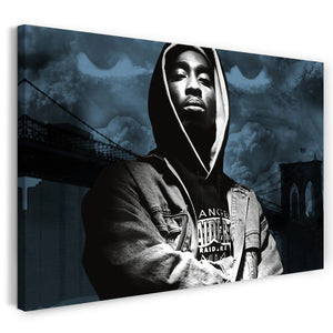 Leinwandbild Tupac 2Pac Shakur Rapper mit Kapuzen-Pullover vor Brücke
