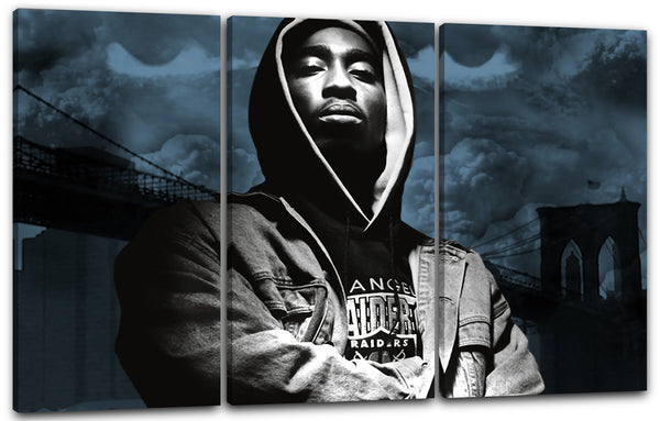 Leinwandbild Tupac 2Pac Shakur Rapper mit Kapuzen-Pullover vor Brücke